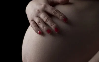 Fotografía de embarazo en estudio: cómo capturar la belleza de la maternidad