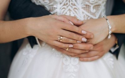 El poder de los detalles: manos, pies y pequeños gestos